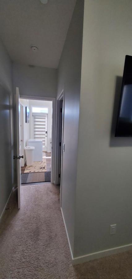 Delightful 1-Bedroom Private Suite In A New Home Calgary Extérieur photo